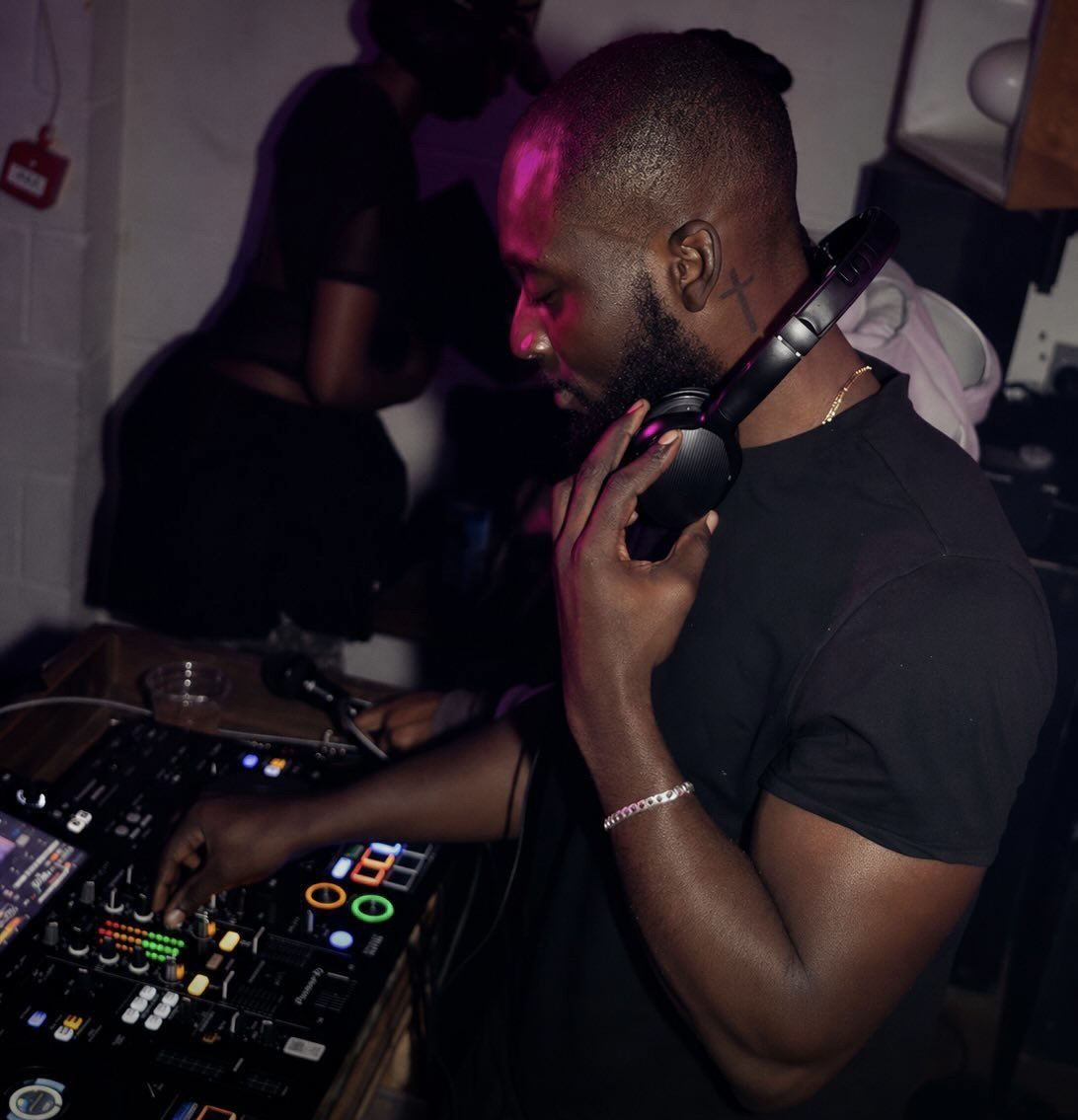 GNOTE — House of Faces, live